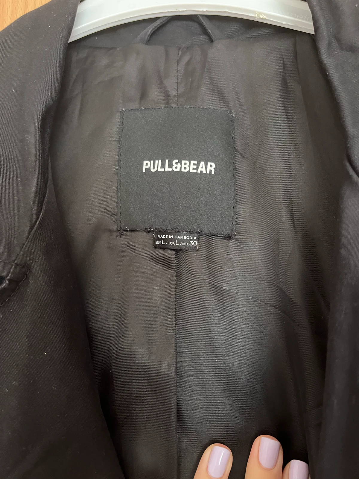 Pull and bear crni mantil kao nov