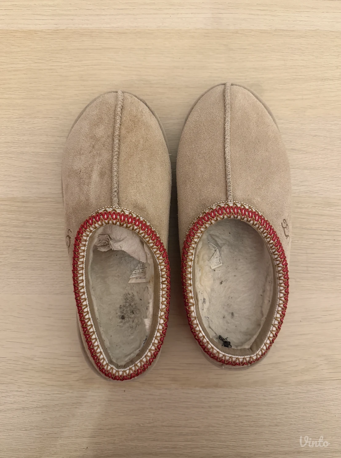 UGG sand suede slippers sa vezenim detaljima