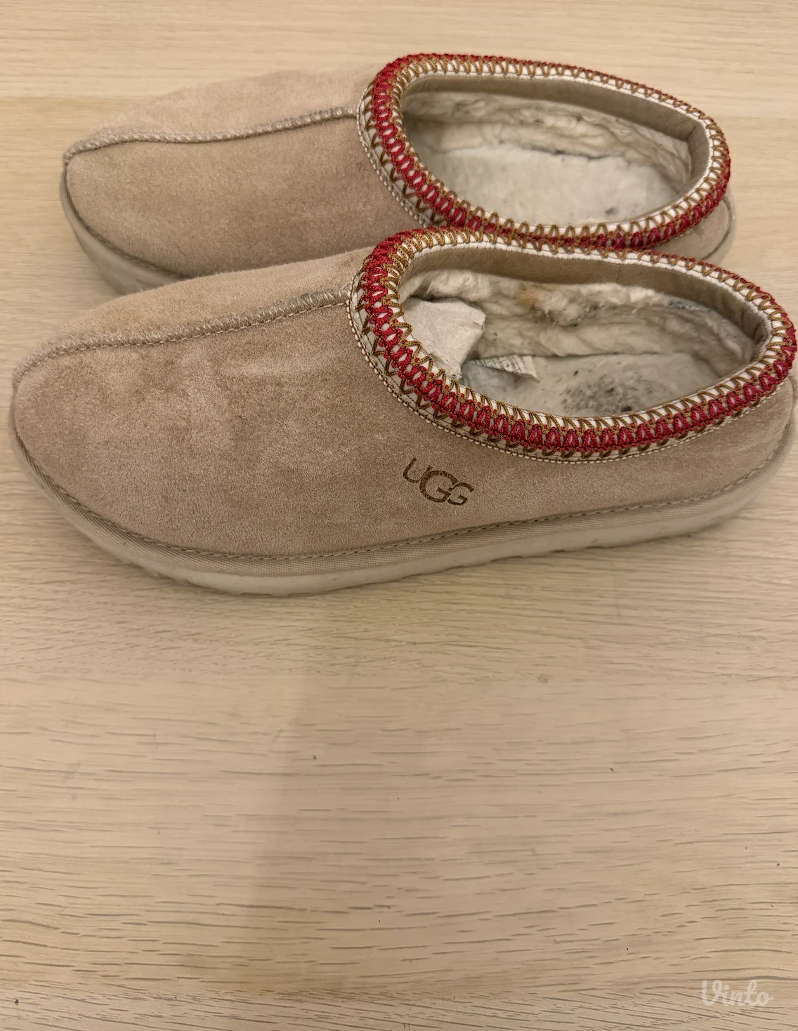 UGG sand suede slippers sa vezenim detaljima