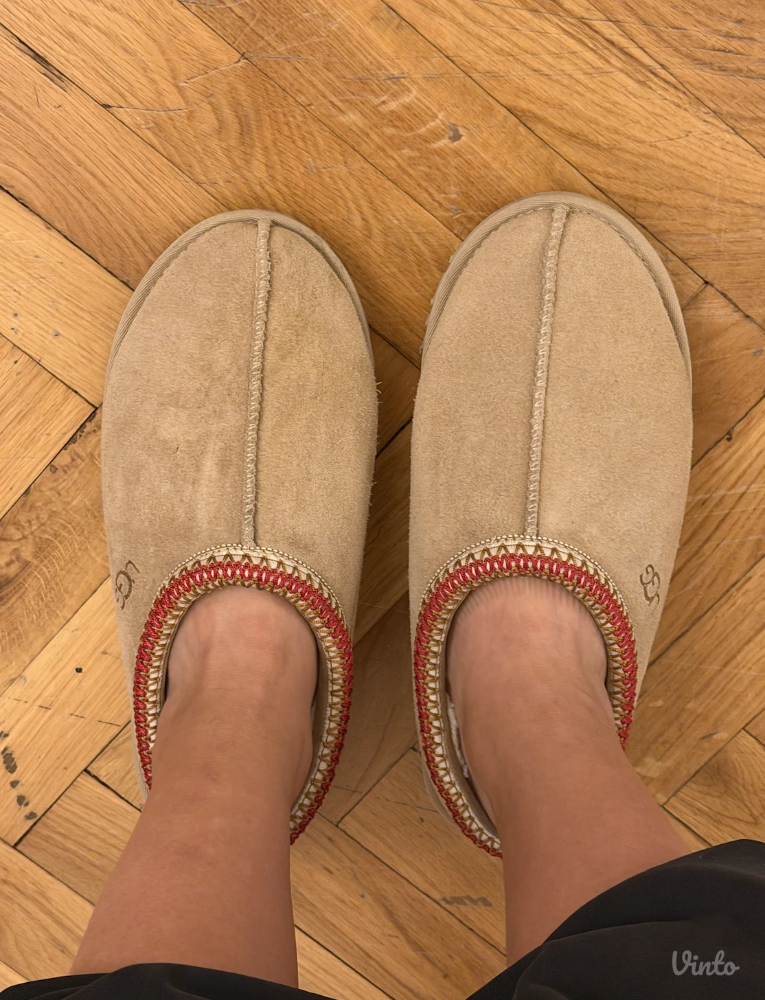 UGG sand suede slippers sa vezenim detaljima