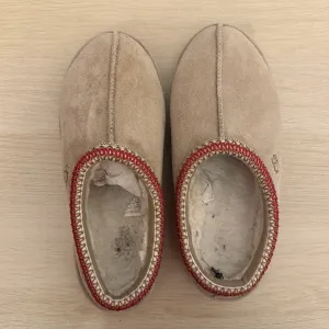 UGG sand suede slippers sa vezenim detaljima