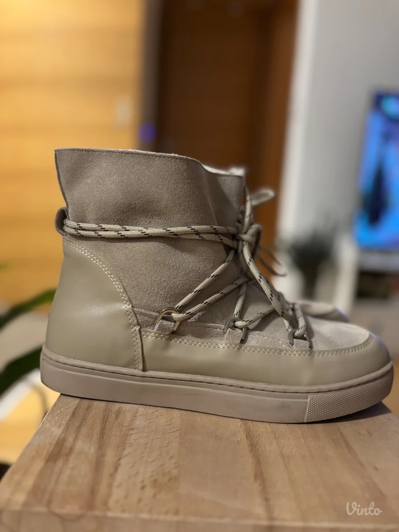 NOVE čizme Reserved