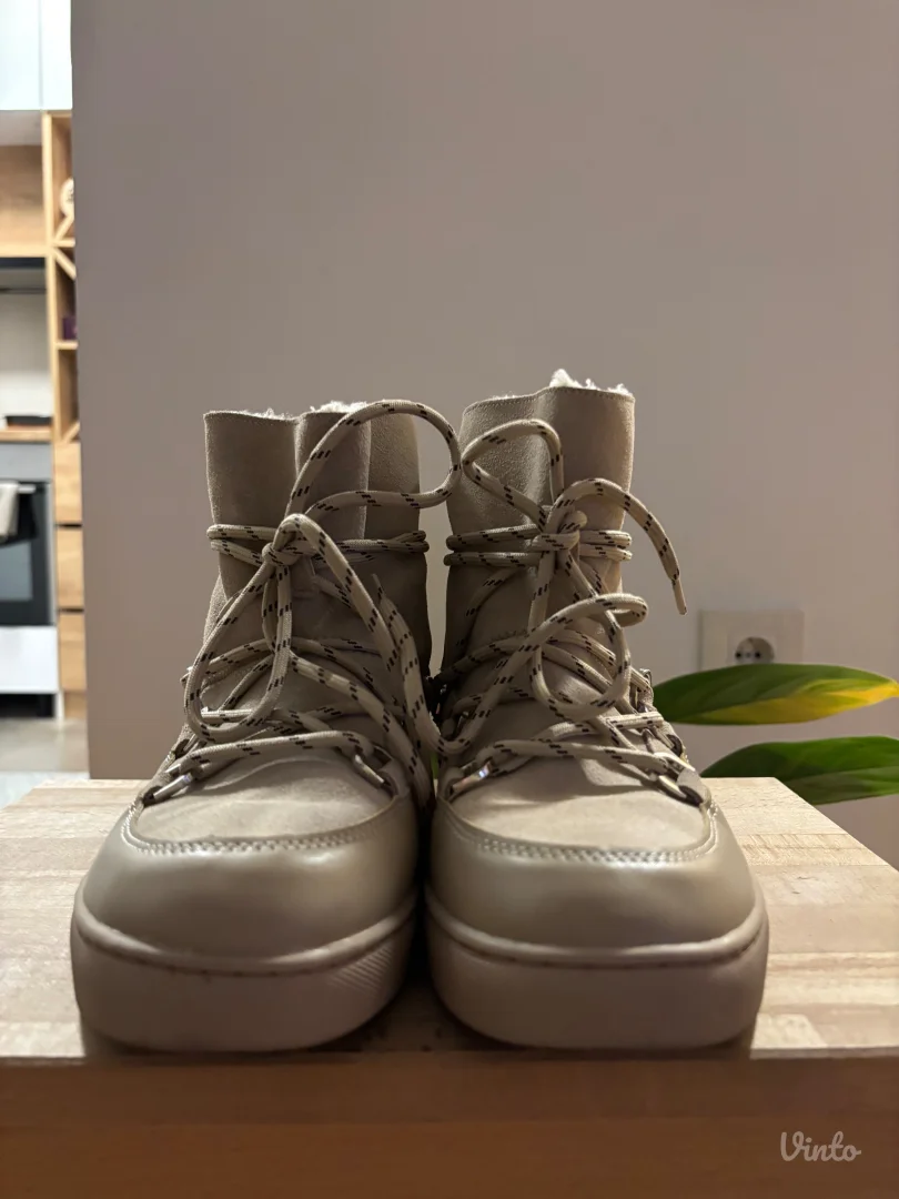 NOVE čizme Reserved