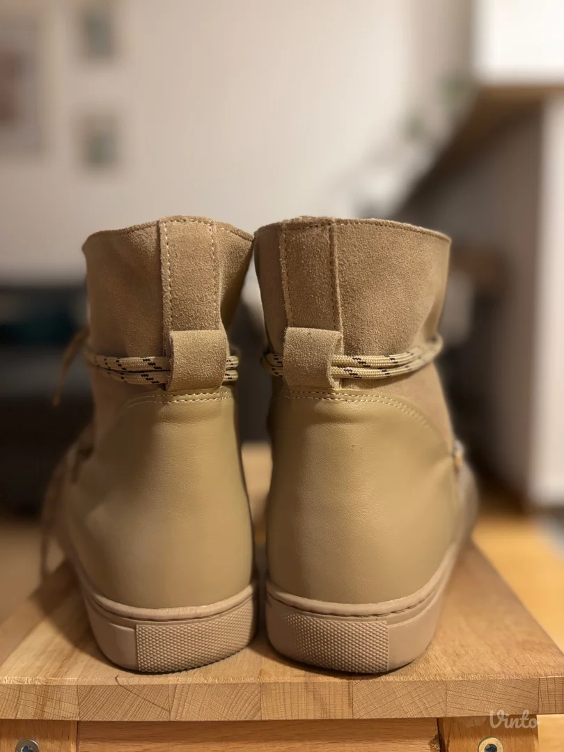 NOVE čizme Reserved