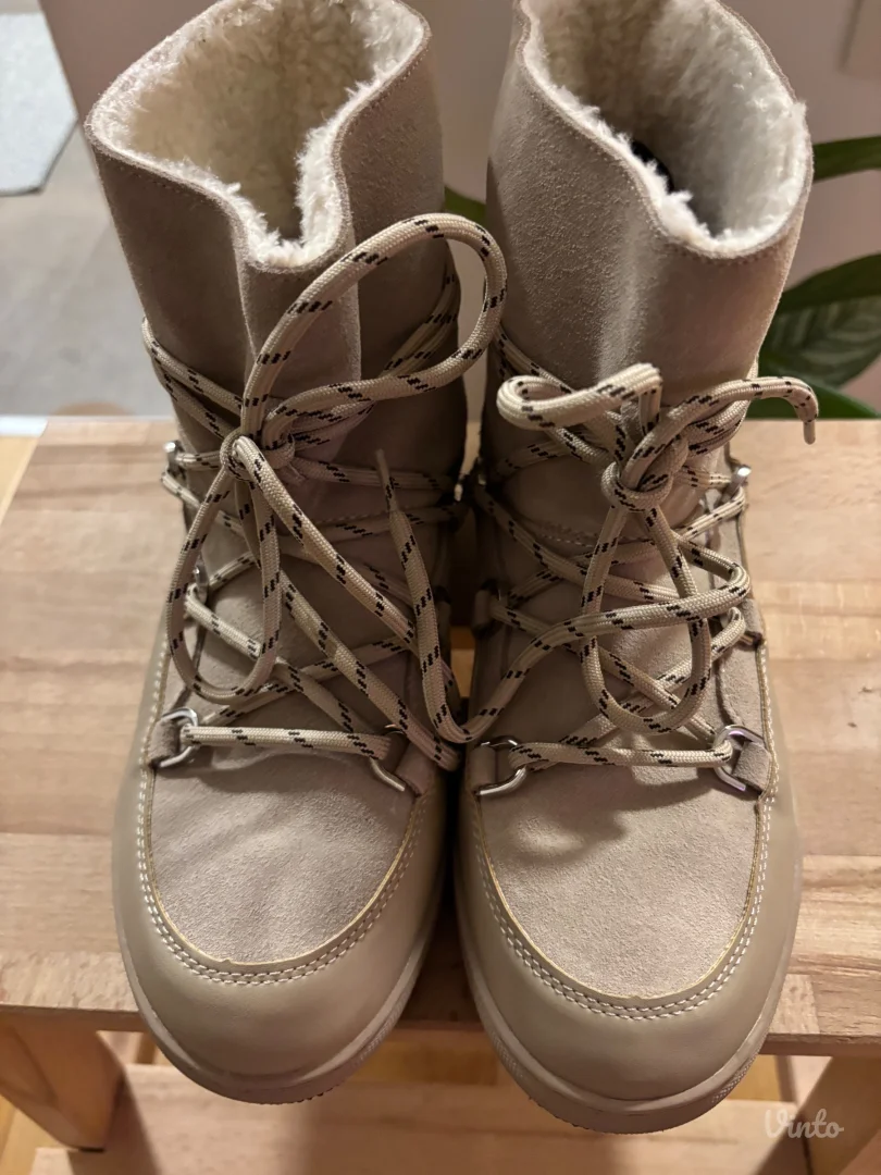 NOVE čizme Reserved