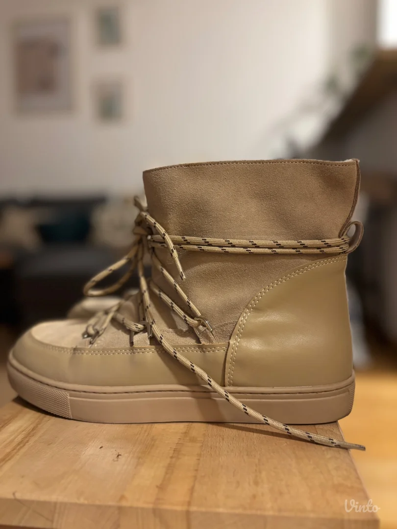 NOVE čizme Reserved