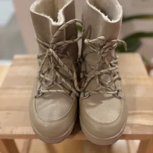 NOVE čizme Reserved