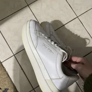 tommy hilfiger 40 patike