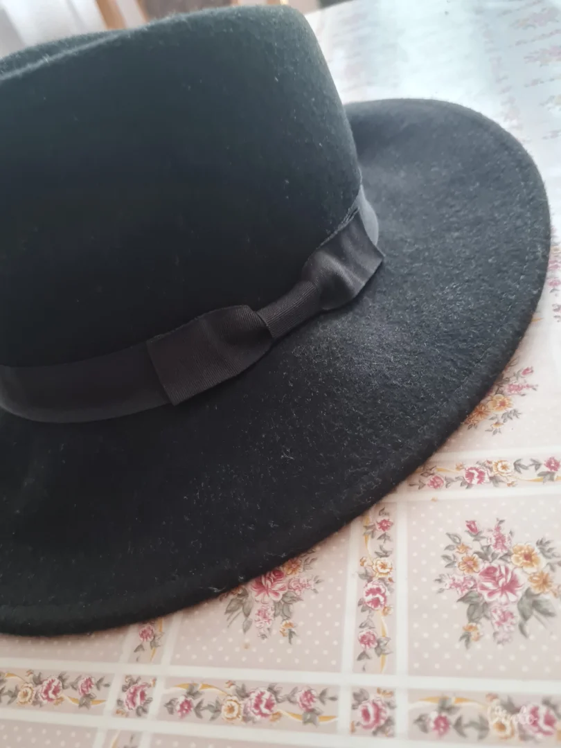 NOVI Stradivarius šešir M