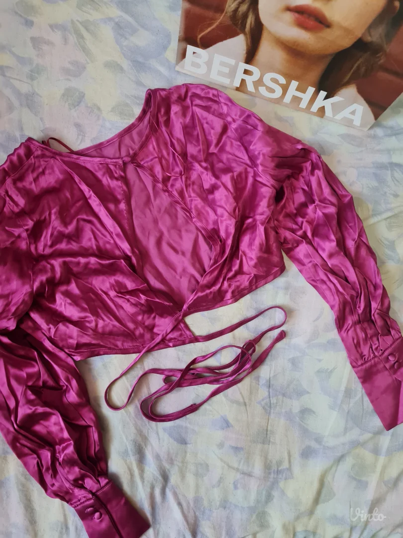 Novi Bershka crop top M