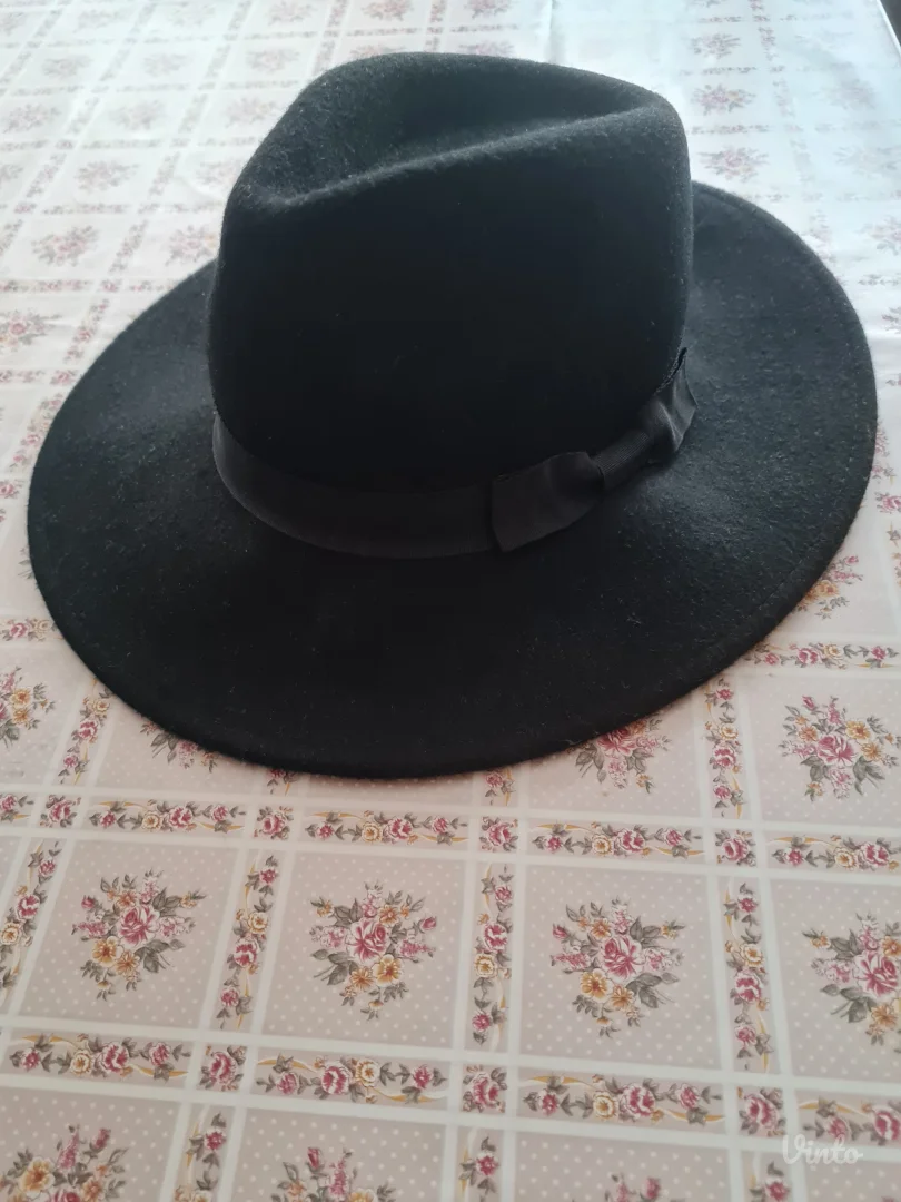 NOVI Stradivarius šešir M