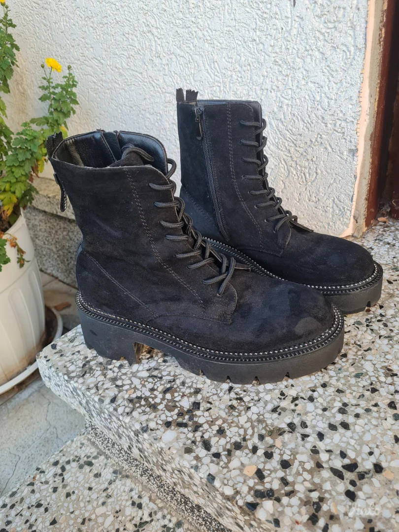 Čizme crne 39