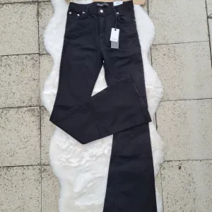 NOVE crne farmerke zvoncare 40