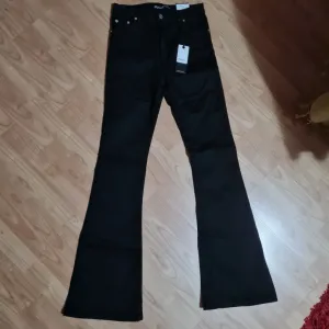 NOVE crne zvoncare 40