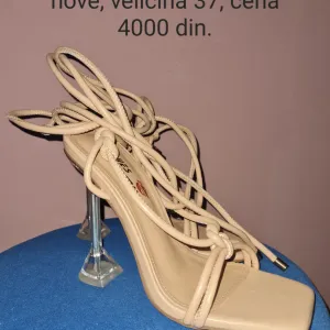 Nove bež sandale 37