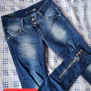Nove Nane jeans farmerke 28