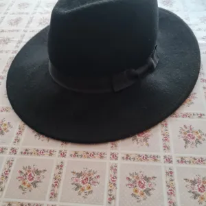 NOVI Stradivarius šešir M