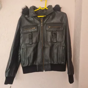 Crna kožna jakna 40