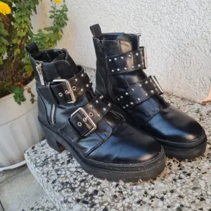 Stradivarius cizme 39