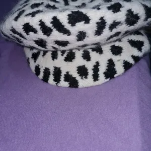 Crno-bela kapica uni