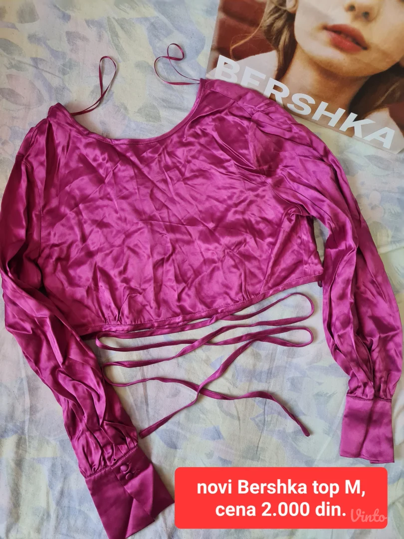 Novi Bershka crop top M