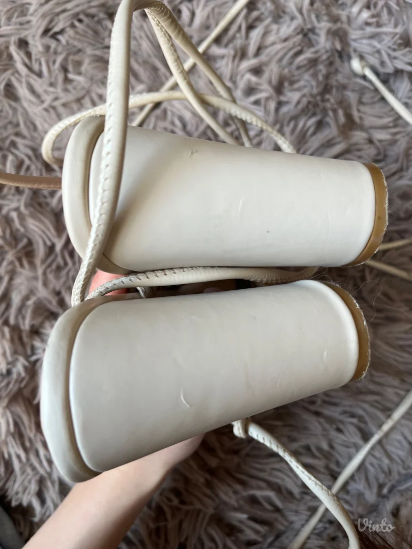 sandale na pertlanje