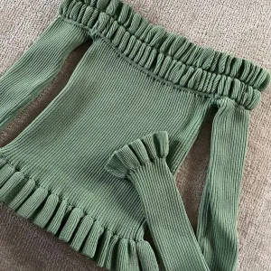 bluza otkrivenih ramena