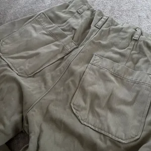 stradivarius cargo pantalone