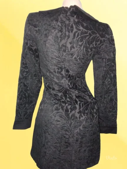 TOP SHOPNOVO.CRNA RELJEFNA SA KRAGNICOM S-36