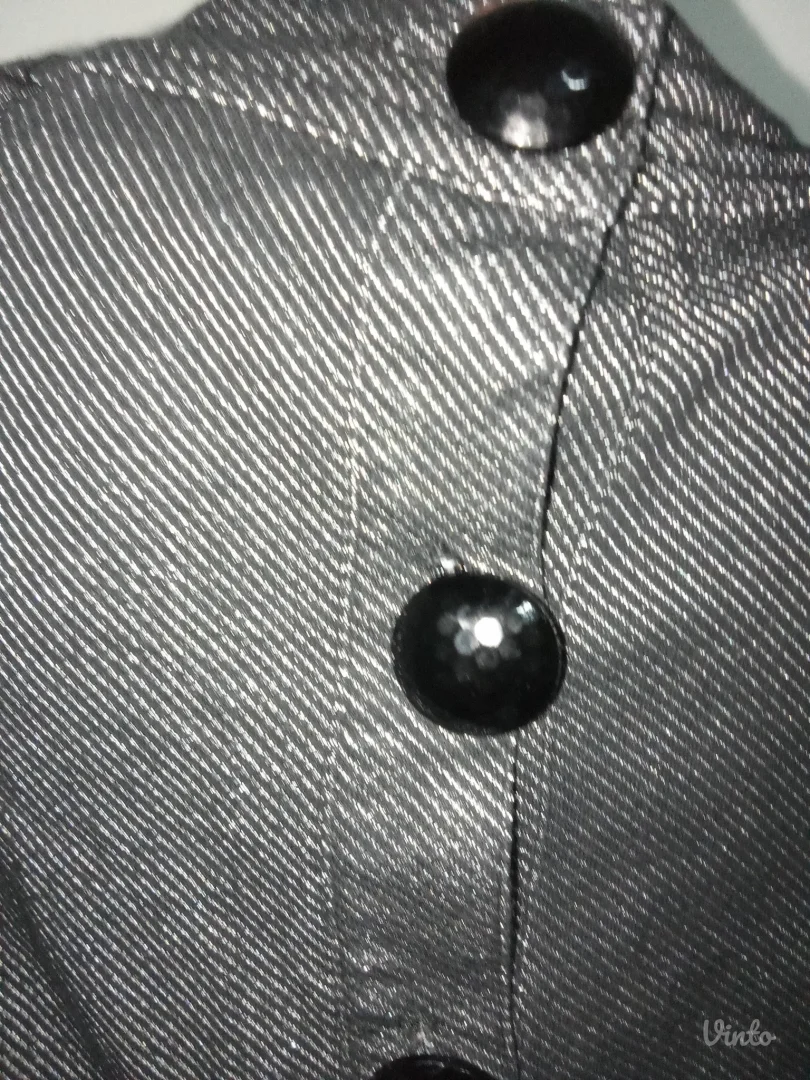 ONLYNOVO- SVETLUCAVA SA DUGMADIMA POZADI S- M