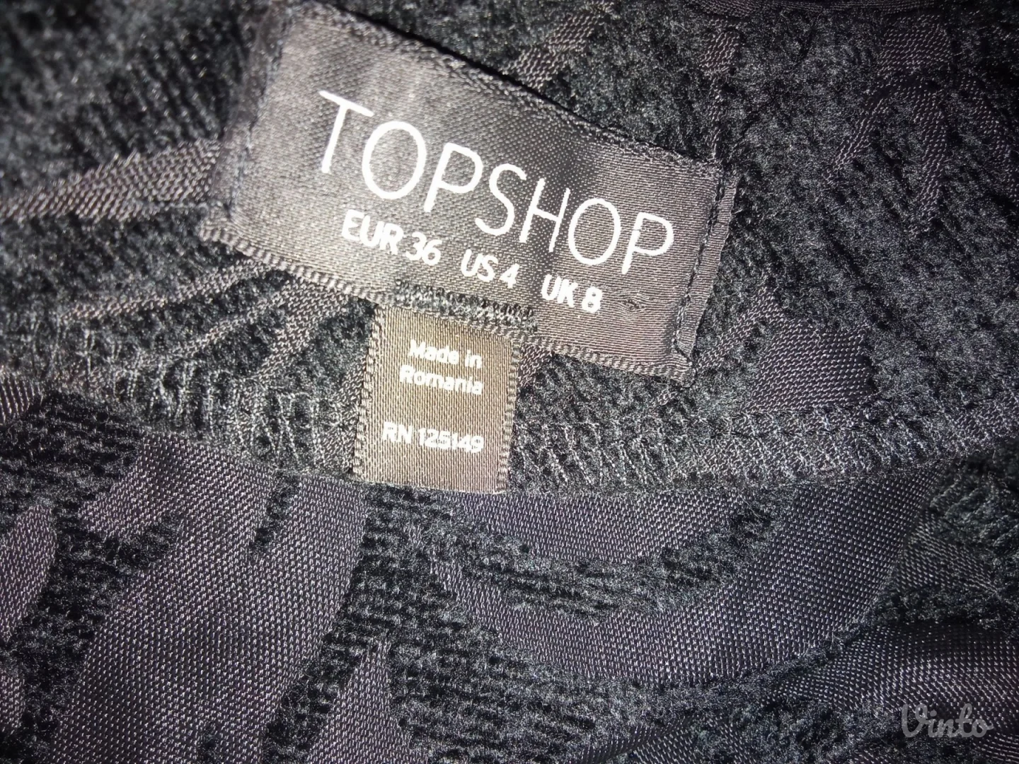 TOP SHOPNOVO.CRNA RELJEFNA SA KRAGNICOM S-36