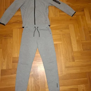 C&A sivi muski komplet