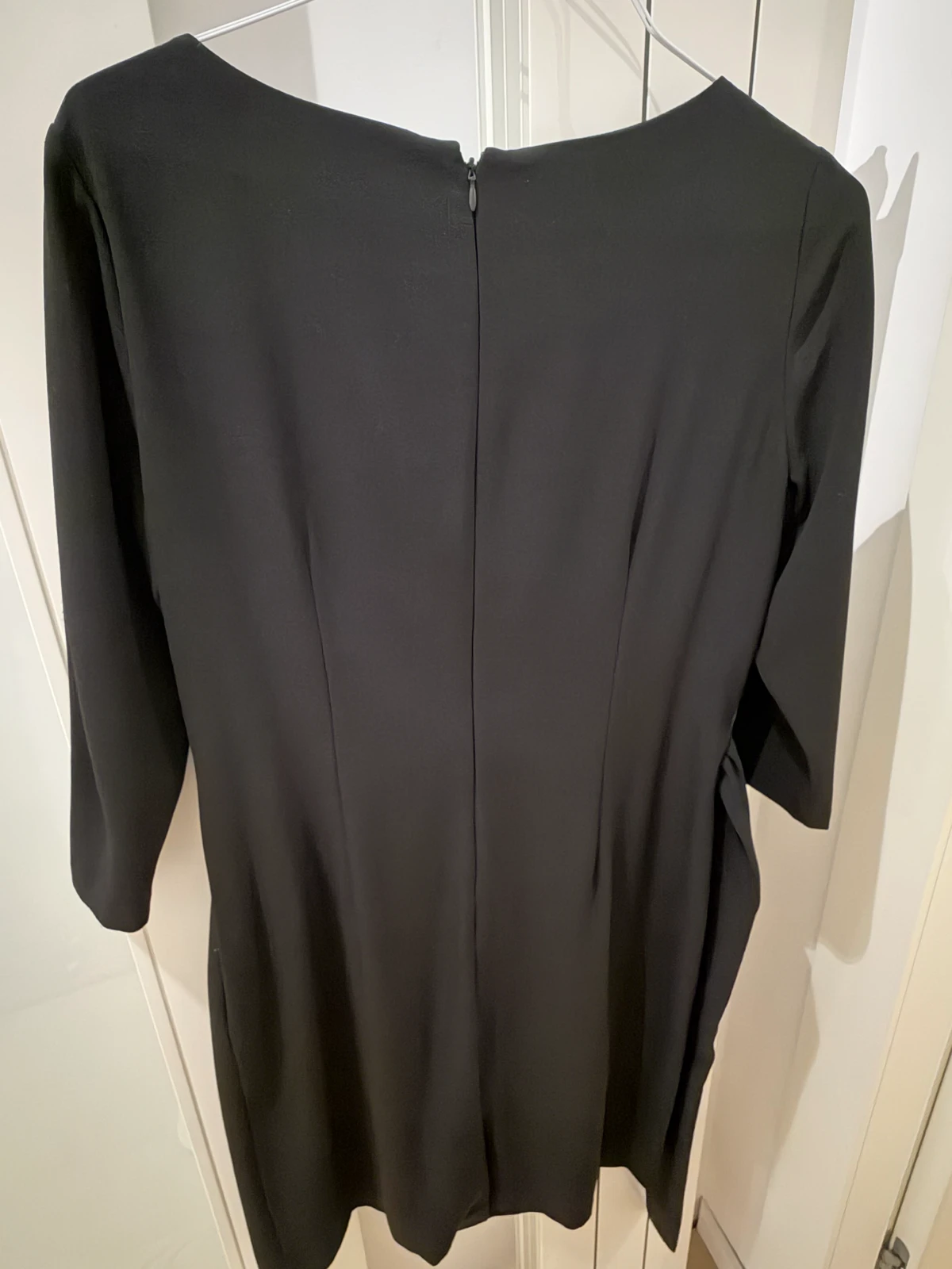 Elegantna crna haljina TAHARI 40/L