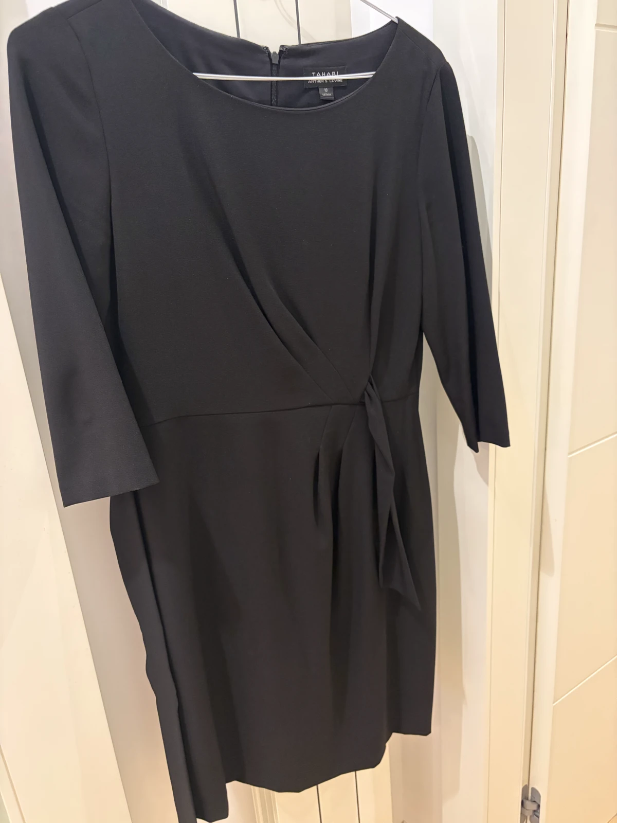 Elegantna crna haljina TAHARI 40/L