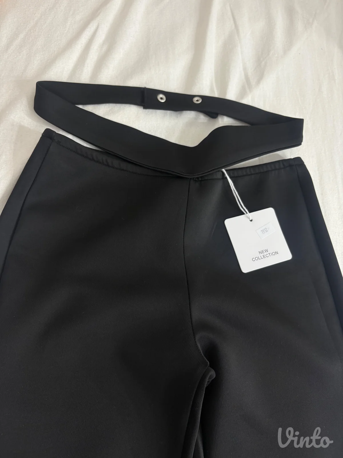 Nove crne pantalone