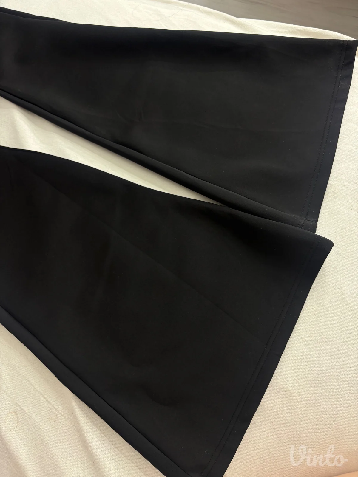 Nove crne pantalone