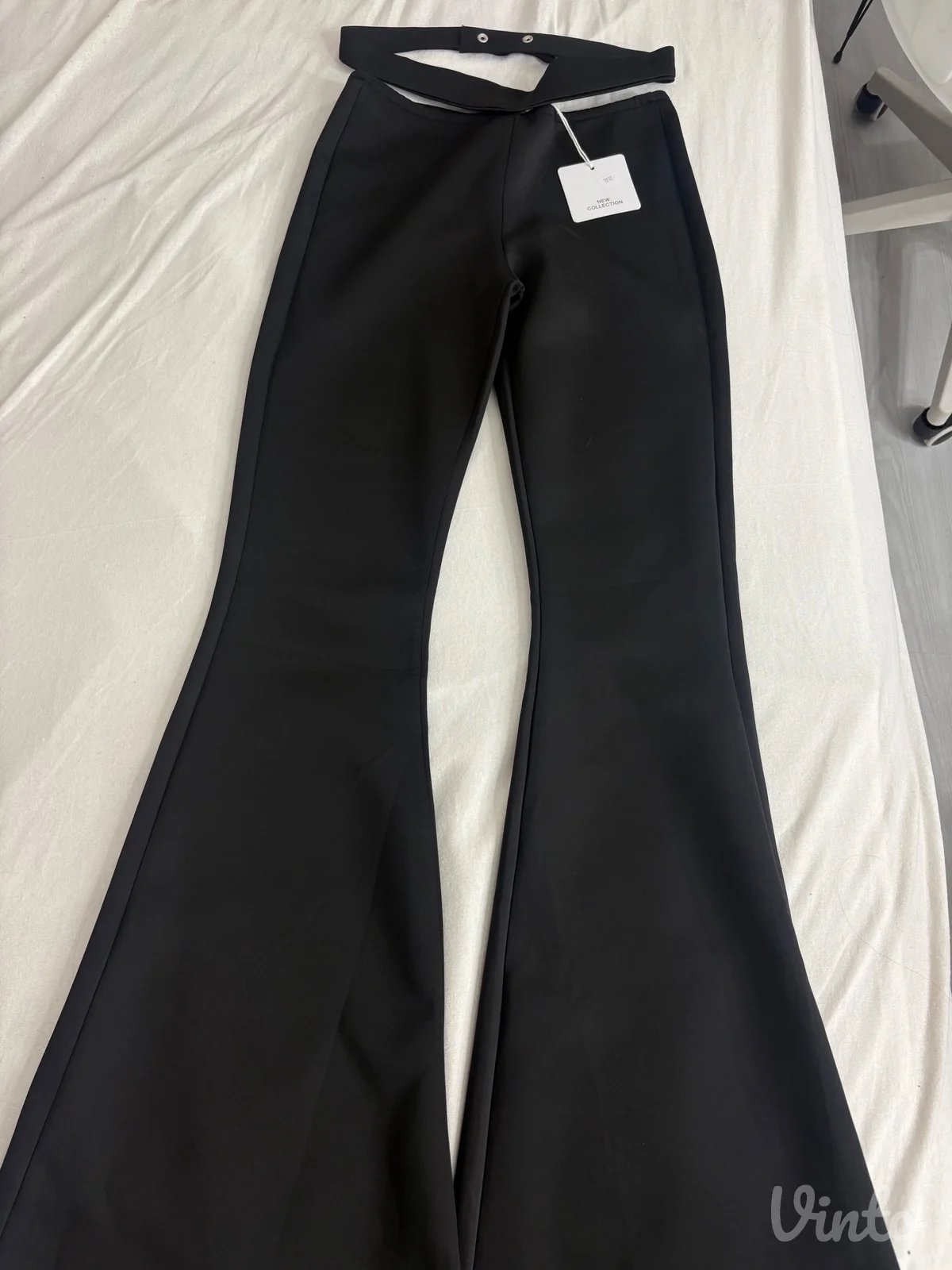 Nove crne pantalone