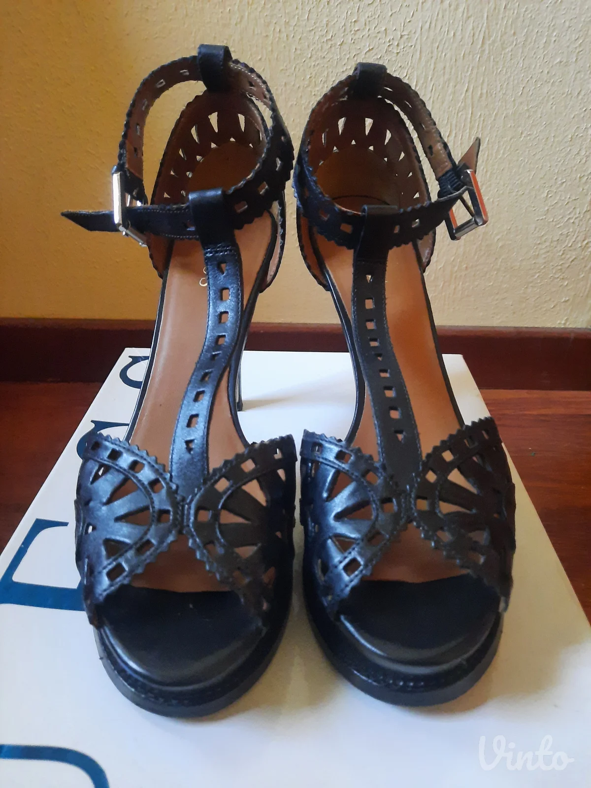 Guess kožne sandale na štiklu, broj 39