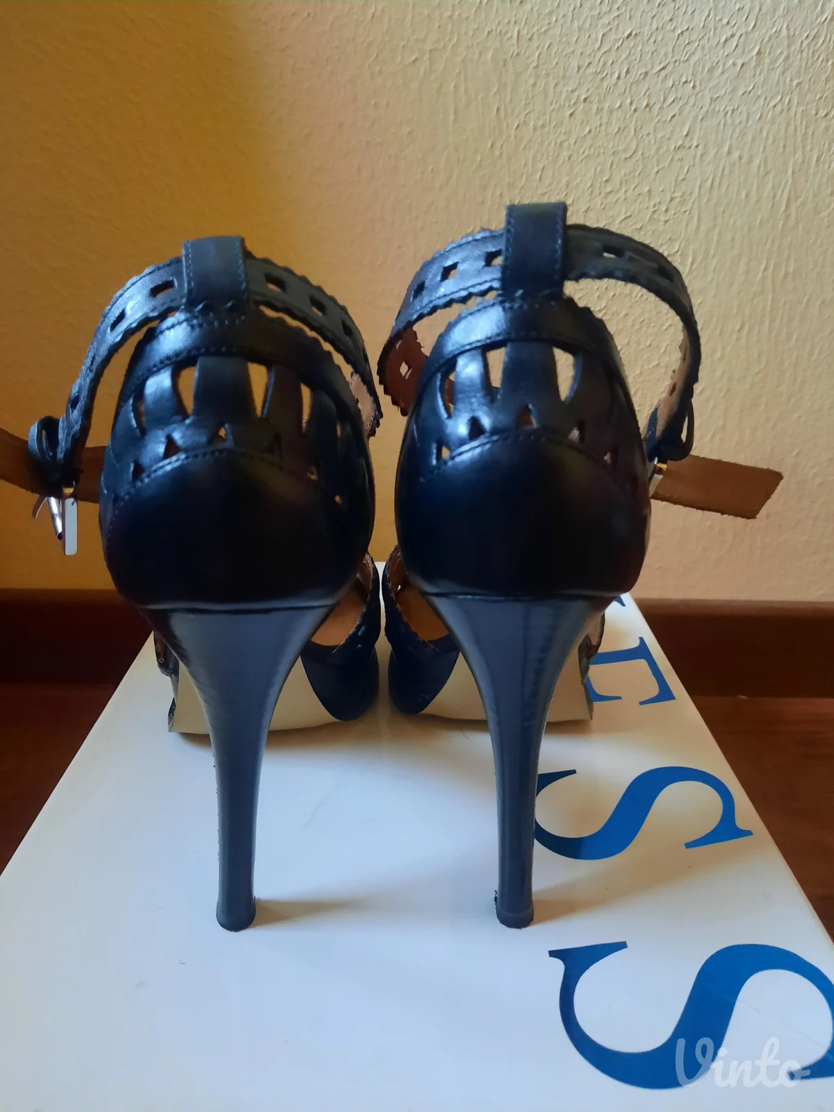 Guess kožne sandale na štiklu, broj 39