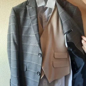 Trodelno odelo za dečake + košulja, veličina 10