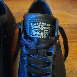 Levi's ženske crne patike, veličina 38