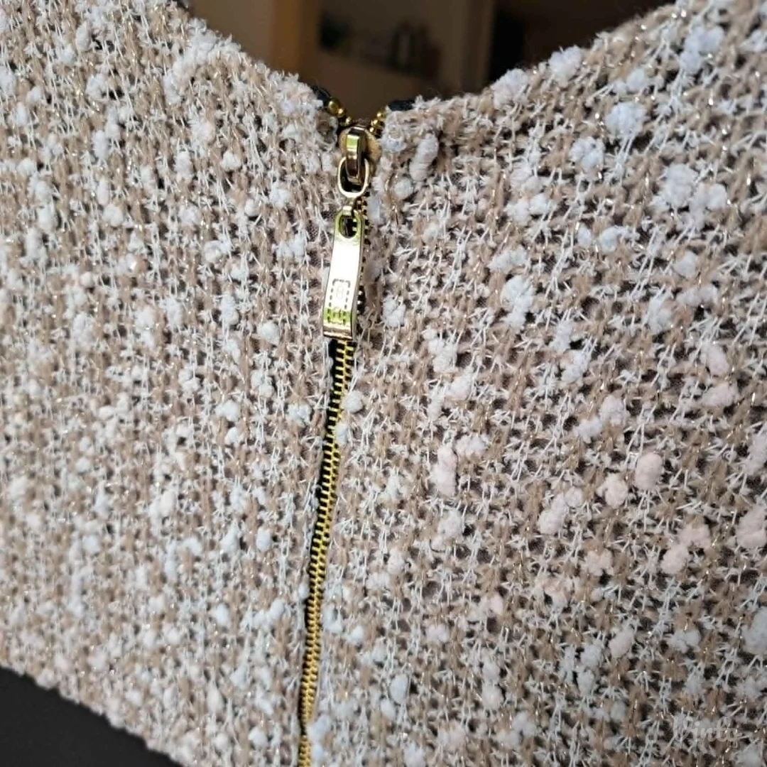 Elegantna haljina buklé+crna, zlatni detalji, M — odlično stanje