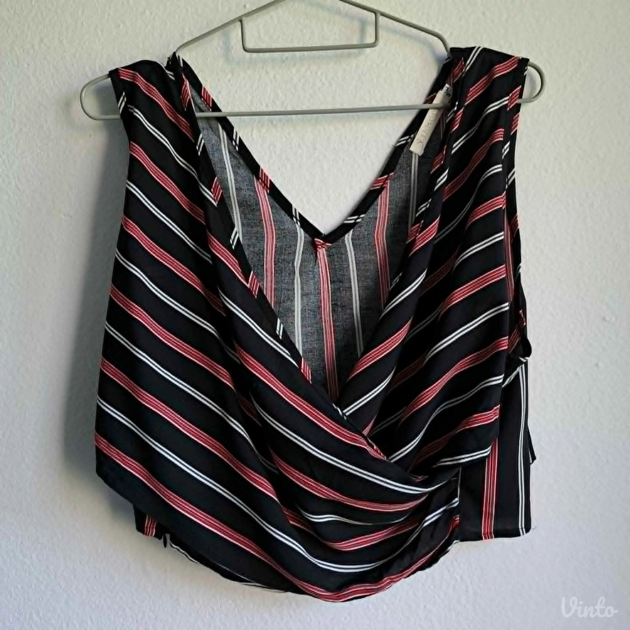 Prugasti crop top mašne na ramenima V izrez, veličina M