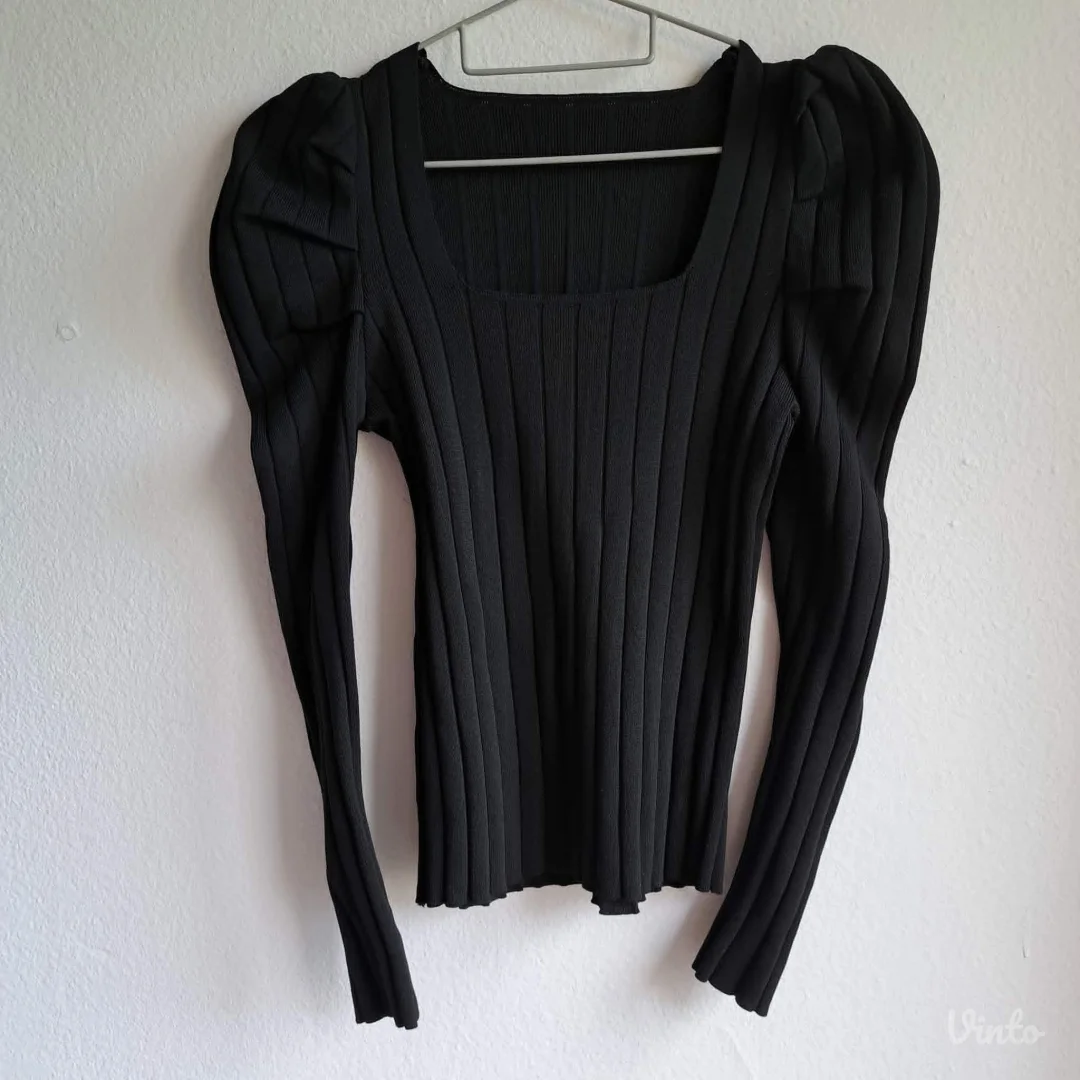 Crna rebrasta bluza puf ramena, kvadratni izrez, S/M — nova