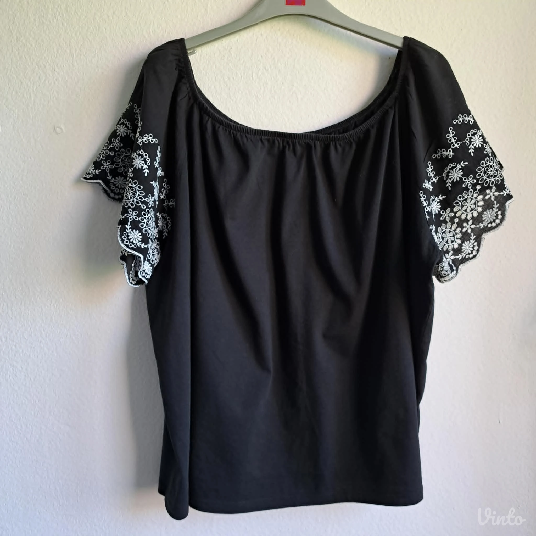 Crna bluza sa spuštenim ramenima (off shoulder)