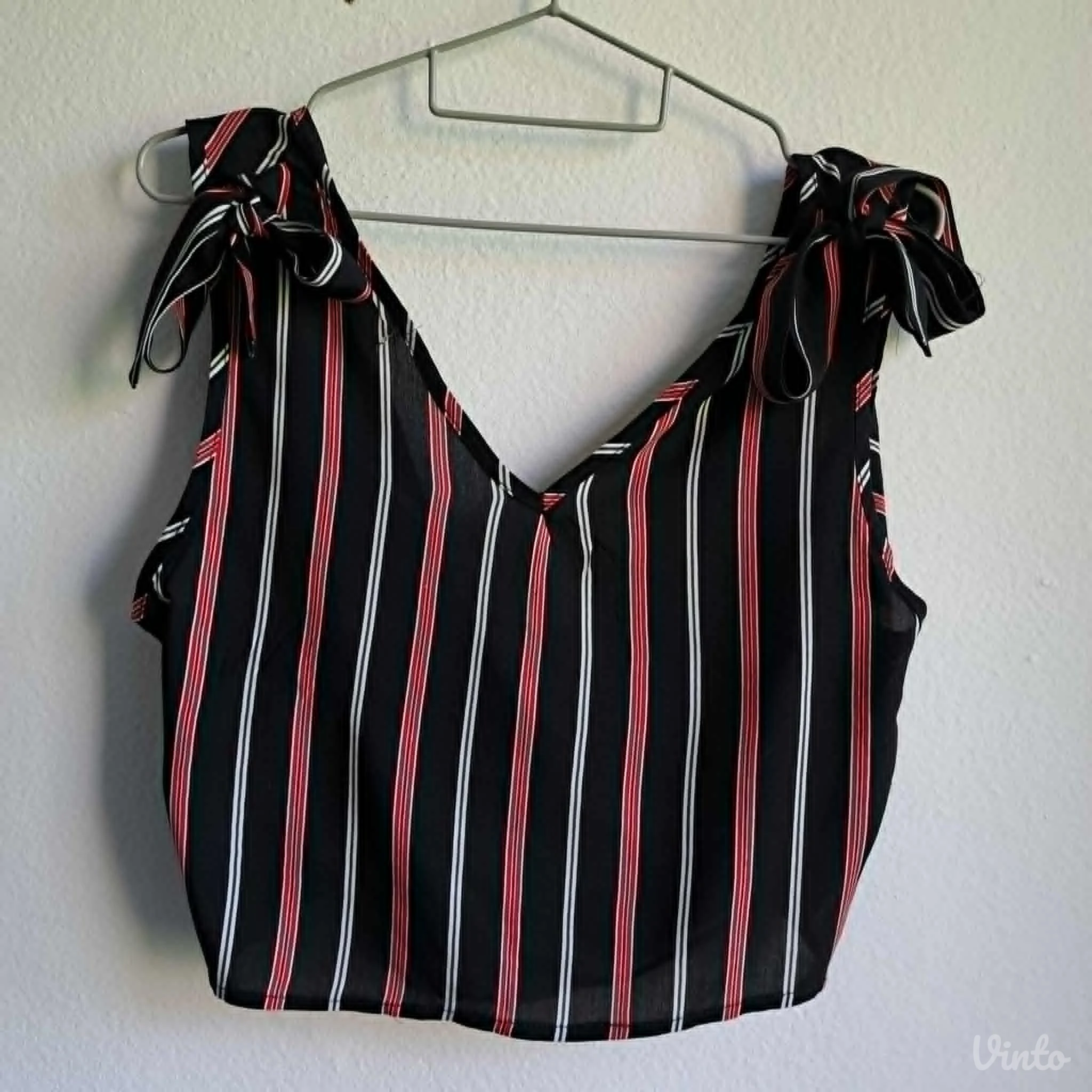 Prugasti crop top mašne na ramenima V izrez, veličina M