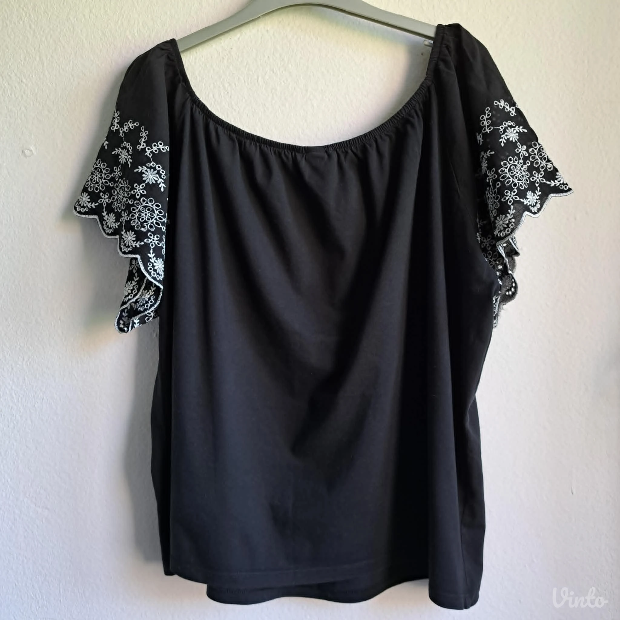 Crna bluza sa spuštenim ramenima (off shoulder)