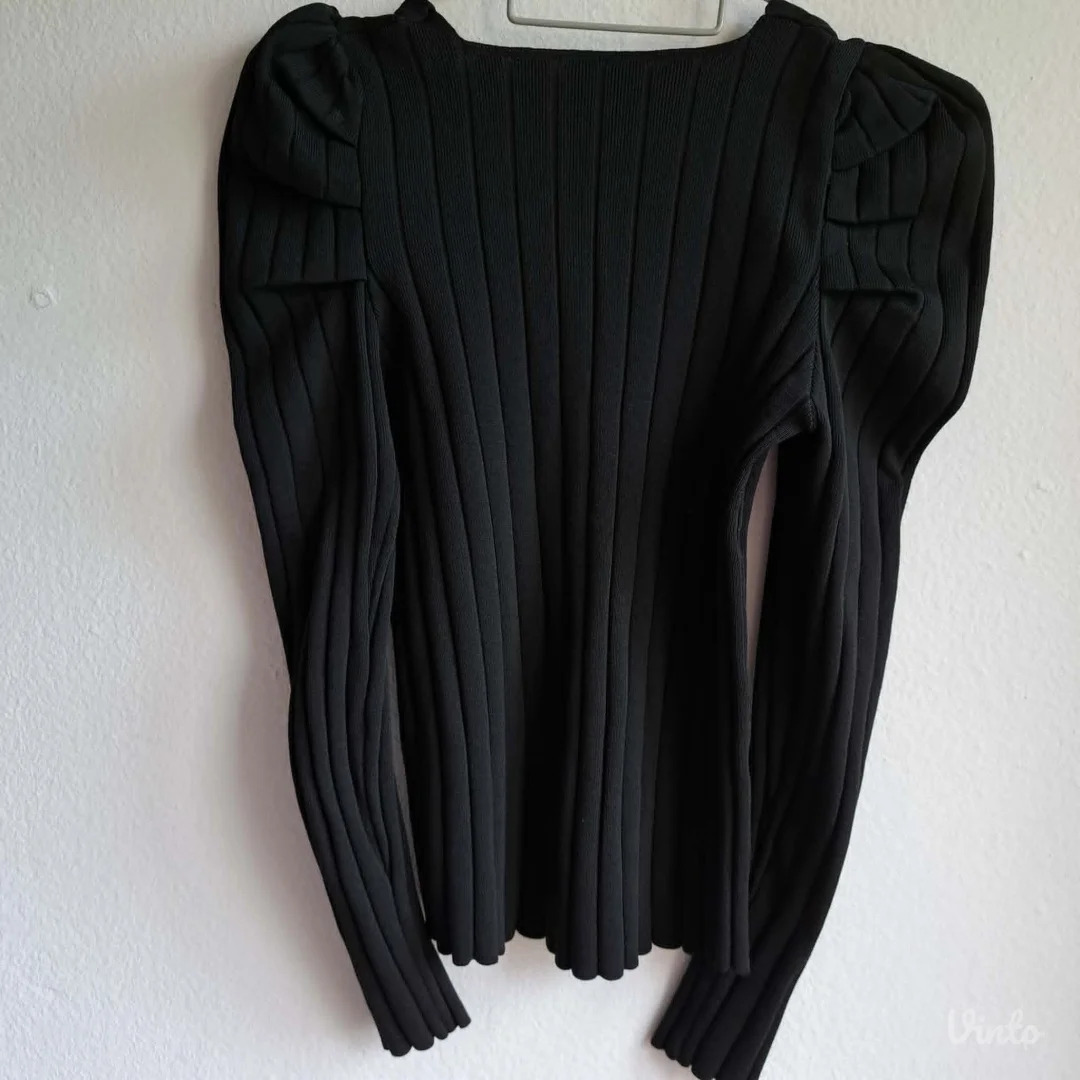 Crna rebrasta bluza puf ramena, kvadratni izrez, S/M — nova