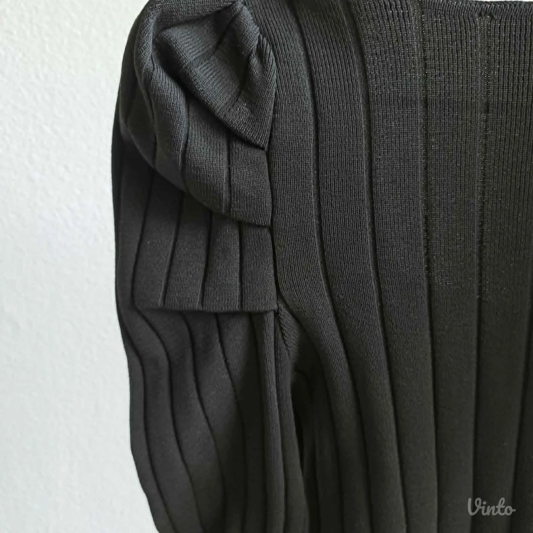 Crna rebrasta bluza puf ramena, kvadratni izrez, S/M — nova