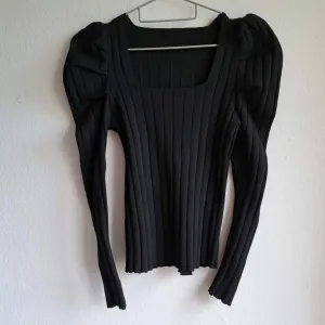 Crna rebrasta bluza puf ramena, kvadratni izrez, S/M — nova